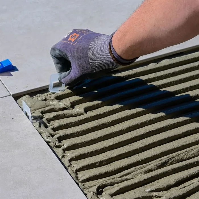 Tegels worden strak op maat gezet